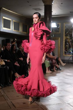 Uluslararası Flamenko Moda Haftası Madrid 'de (SIMOF) 29 Eylül 2024 tarihinde Madrid, İspanya' da Wellington Hotel 'de bir model iFlamenca tasarımı yürütür.