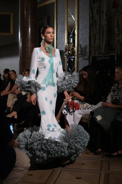 Uluslararası Flamenko Moda Haftası Madrid 'de (SIMOF) 29 Eylül 2024 tarihinde Madrid, İspanya' da Wellington Hotel 'de bir model iFlamenca tasarımı yürütür.