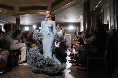 Uluslararası Flamenko Moda Haftası Madrid 'de (SIMOF) 29 Eylül 2024 tarihinde Madrid, İspanya' da Wellington Hotel 'de bir model iFlamenca tasarımı yürütür.