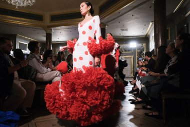 Uluslararası Flamenko Moda Haftası Madrid 'de (SIMOF) 29 Eylül 2024 tarihinde Madrid, İspanya' da Wellington Hotel 'de bir model iFlamenca tasarımı yürütür.