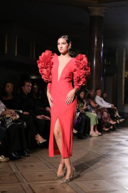 Uluslararası Flamenko Moda Haftası Madrid 'de (SIMOF) 29 Eylül 2024 tarihinde Madrid, İspanya' da Wellington Hotel 'de bir model iFlamenca tasarımı yürütür.