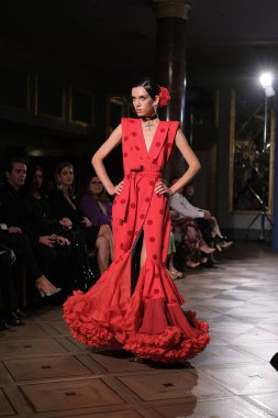 Uluslararası Flamenko Moda Haftası Madrid 'de (SIMOF) 29 Eylül 2024 tarihinde Madrid, İspanya' da Wellington Hotel 'de bir model iFlamenca tasarımı yürütür.