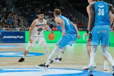 Movistar Estudiantes ve Obradoiro, Madrid 'deki Wizink Center' da ACB Basketbol Ligi 'nde oynadı. 29 Eylül 2024 İspanya