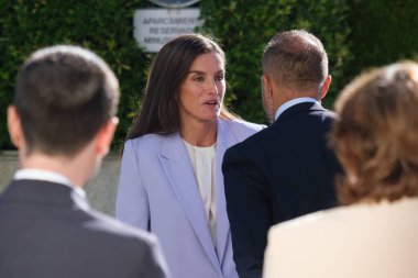 İspanya Kraliçesi Letizia 30 Eylül 2024 tarihinde İspanya 'nın Madrid kentindeki Casa de la Radio stüdyolarında 