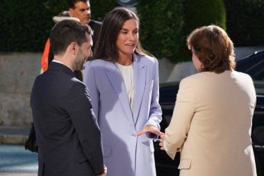 İspanya Kraliçesi Letizia 30 Eylül 2024 tarihinde İspanya 'nın Madrid kentindeki Casa de la Radio stüdyolarında 