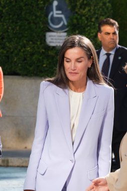 İspanya Kraliçesi Letizia 30 Eylül 2024 tarihinde İspanya 'nın Madrid kentindeki Casa de la Radio stüdyolarında 