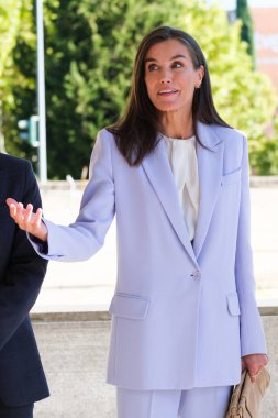 İspanya Kraliçesi Letizia 30 Eylül 2024 tarihinde İspanya 'nın Madrid kentindeki Casa de la Radio stüdyolarında 