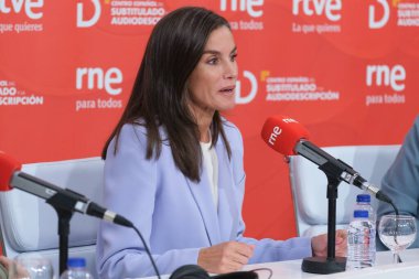 İspanya Kraliçesi Letizia 30 Eylül 2024 tarihinde İspanya 'nın Madrid kentindeki Casa de la Radio stüdyolarında 