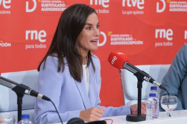 İspanya Kraliçesi Letizia 30 Eylül 2024 tarihinde İspanya 'nın Madrid kentindeki Casa de la Radio stüdyolarında 