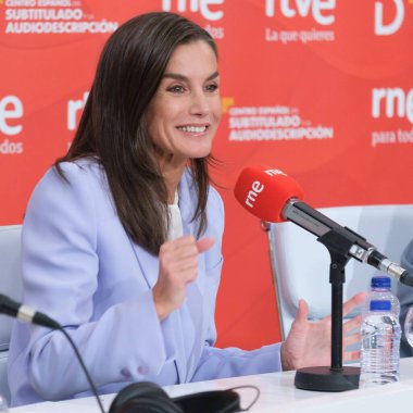 İspanya Kraliçesi Letizia 30 Eylül 2024 tarihinde İspanya 'nın Madrid kentindeki Casa de la Radio stüdyolarında 