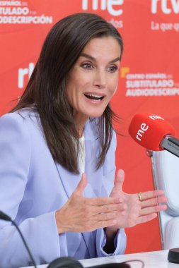 İspanya Kraliçesi Letizia 30 Eylül 2024 tarihinde İspanya 'nın Madrid kentindeki Casa de la Radio stüdyolarında 