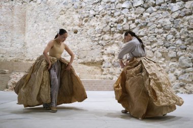 Şilili Florencia Hoz şirketinden dansçılar, 4 Ekim 2024 'te İspanya' nın Madrid Kraliyet Sarayı 'nın arkeolojik kalıntıları odasında Antpodas' ın performansı sırasında gösteri yaptılar.