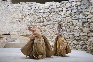 Şilili Florencia Hoz şirketinden dansçılar, 4 Ekim 2024 'te İspanya' nın Madrid Kraliyet Sarayı 'nın arkeolojik kalıntıları odasında Antpodas' ın performansı sırasında gösteri yaptılar.