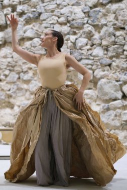 Şilili Florencia Hoz şirketinden dansçılar, 4 Ekim 2024 'te İspanya' nın Madrid Kraliyet Sarayı 'nın arkeolojik kalıntıları odasında Antpodas' ın performansı sırasında gösteri yaptılar.