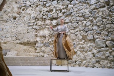 Şilili Florencia Hoz şirketinden dansçılar, 4 Ekim 2024 'te İspanya' nın Madrid Kraliyet Sarayı 'nın arkeolojik kalıntıları odasında Antpodas' ın performansı sırasında gösteri yaptılar.