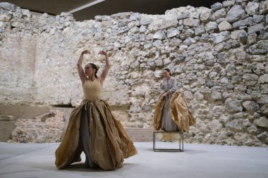 Şilili Florencia Hoz şirketinden dansçılar, 4 Ekim 2024 'te İspanya' nın Madrid Kraliyet Sarayı 'nın arkeolojik kalıntıları odasında Antpodas' ın performansı sırasında gösteri yaptılar.