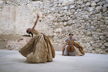 Şilili Florencia Hoz şirketinden dansçılar, 4 Ekim 2024 'te İspanya' nın Madrid Kraliyet Sarayı 'nın arkeolojik kalıntıları odasında Antpodas' ın performansı sırasında gösteri yaptılar.