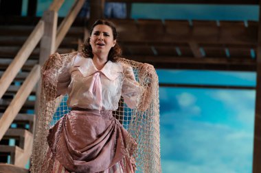 Şarkıcılar, 5 Ekim 2024 'te İspanya' nın Madrid kentindeki Zarzuela Tiyatrosu 'nda sahne alan MARINA operasının temsili sırasında performans sergiliyorlar..