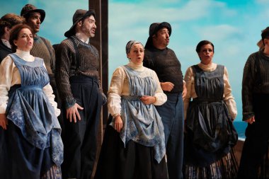 Şarkıcılar, 5 Ekim 2024 'te İspanya' nın Madrid kentindeki Zarzuela Tiyatrosu 'nda sahne alan MARINA operasının temsili sırasında performans sergiliyorlar..