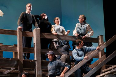 Şarkıcılar, 5 Ekim 2024 'te İspanya' nın Madrid kentindeki Zarzuela Tiyatrosu 'nda sahne alan MARINA operasının temsili sırasında performans sergiliyorlar..