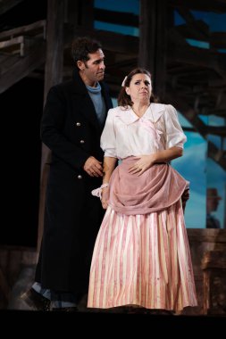 Şarkıcılar, 5 Ekim 2024 'te İspanya' nın Madrid kentindeki Zarzuela Tiyatrosu 'nda sahne alan MARINA operasının temsili sırasında performans sergiliyorlar..