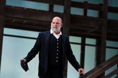 Şarkıcılar, 5 Ekim 2024 'te İspanya' nın Madrid kentindeki Zarzuela Tiyatrosu 'nda sahne alan MARINA operasının temsili sırasında performans sergiliyorlar..