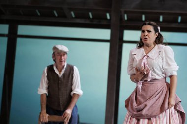 Şarkıcılar, 5 Ekim 2024 'te İspanya' nın Madrid kentindeki Zarzuela Tiyatrosu 'nda sahne alan MARINA operasının temsili sırasında performans sergiliyorlar..