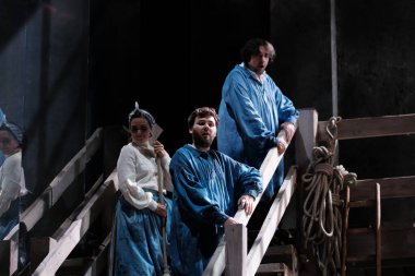 Şarkıcılar, 5 Ekim 2024 'te İspanya' nın Madrid kentindeki Zarzuela Tiyatrosu 'nda sahne alan MARINA operasının temsili sırasında performans sergiliyorlar..