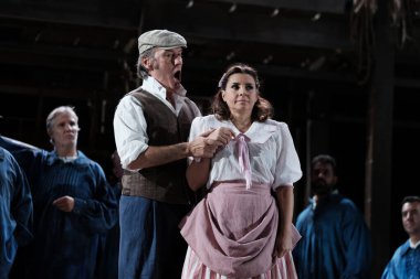 Şarkıcılar, 5 Ekim 2024 'te İspanya' nın Madrid kentindeki Zarzuela Tiyatrosu 'nda sahne alan MARINA operasının temsili sırasında performans sergiliyorlar..