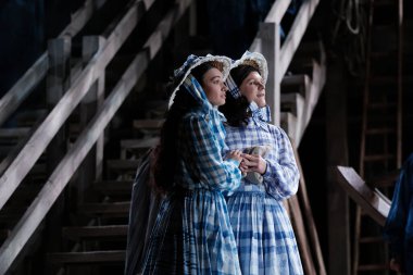 Şarkıcılar, 5 Ekim 2024 'te İspanya' nın Madrid kentindeki Zarzuela Tiyatrosu 'nda sahne alan MARINA operasının temsili sırasında performans sergiliyorlar..