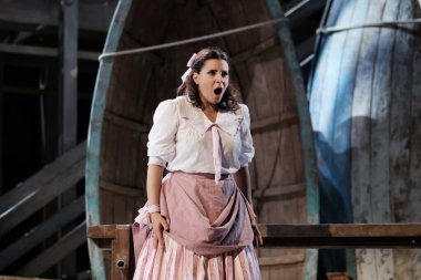 Şarkıcılar, 5 Ekim 2024 'te İspanya' nın Madrid kentindeki Zarzuela Tiyatrosu 'nda sahne alan MARINA operasının temsili sırasında performans sergiliyorlar..