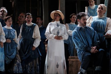 Şarkıcılar, 5 Ekim 2024 'te İspanya' nın Madrid kentindeki Zarzuela Tiyatrosu 'nda sahne alan MARINA operasının temsili sırasında performans sergiliyorlar..