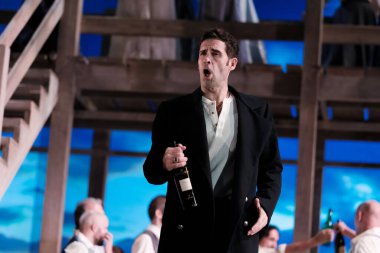 Şarkıcılar, 5 Ekim 2024 'te İspanya' nın Madrid kentindeki Zarzuela Tiyatrosu 'nda sahne alan MARINA operasının temsili sırasında performans sergiliyorlar..