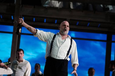 Şarkıcılar, 5 Ekim 2024 'te İspanya' nın Madrid kentindeki Zarzuela Tiyatrosu 'nda sahne alan MARINA operasının temsili sırasında performans sergiliyorlar..