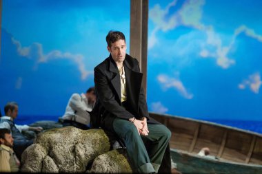 Şarkıcılar, 5 Ekim 2024 'te İspanya' nın Madrid kentindeki Zarzuela Tiyatrosu 'nda sahne alan MARINA operasının temsili sırasında performans sergiliyorlar..