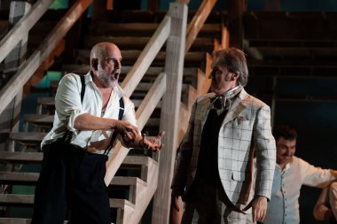 Şarkıcılar, 5 Ekim 2024 'te İspanya' nın Madrid kentindeki Zarzuela Tiyatrosu 'nda sahne alan MARINA operasının temsili sırasında performans sergiliyorlar..