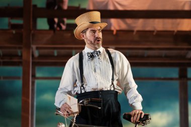 Şarkıcılar, 5 Ekim 2024 'te İspanya' nın Madrid kentindeki Zarzuela Tiyatrosu 'nda sahne alan MARINA operasının temsili sırasında performans sergiliyorlar..