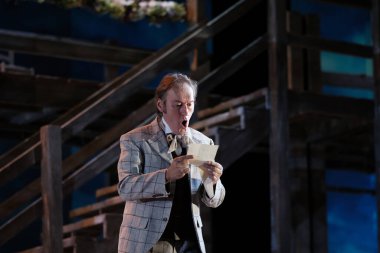 Şarkıcılar, 5 Ekim 2024 'te İspanya' nın Madrid kentindeki Zarzuela Tiyatrosu 'nda sahne alan MARINA operasının temsili sırasında performans sergiliyorlar..