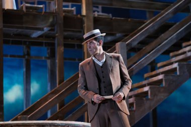 Şarkıcılar, 5 Ekim 2024 'te İspanya' nın Madrid kentindeki Zarzuela Tiyatrosu 'nda sahne alan MARINA operasının temsili sırasında performans sergiliyorlar..