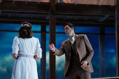 Şarkıcılar, 5 Ekim 2024 'te İspanya' nın Madrid kentindeki Zarzuela Tiyatrosu 'nda sahne alan MARINA operasının temsili sırasında performans sergiliyorlar..