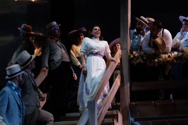 Şarkıcılar, 5 Ekim 2024 'te İspanya' nın Madrid kentindeki Zarzuela Tiyatrosu 'nda sahne alan MARINA operasının temsili sırasında performans sergiliyorlar..