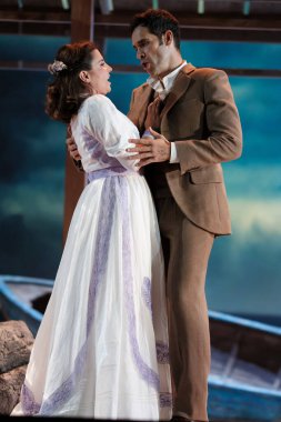 Şarkıcılar, 5 Ekim 2024 'te İspanya' nın Madrid kentindeki Zarzuela Tiyatrosu 'nda sahne alan MARINA operasının temsili sırasında performans sergiliyorlar..