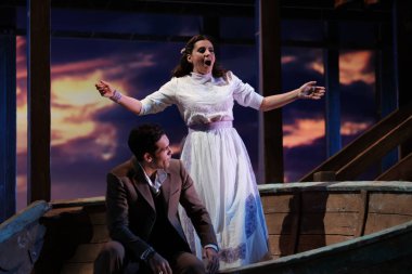 Şarkıcılar, 5 Ekim 2024 'te İspanya' nın Madrid kentindeki Zarzuela Tiyatrosu 'nda sahne alan MARINA operasının temsili sırasında performans sergiliyorlar..