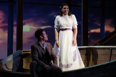 Şarkıcılar, 5 Ekim 2024 'te İspanya' nın Madrid kentindeki Zarzuela Tiyatrosu 'nda sahne alan MARINA operasının temsili sırasında performans sergiliyorlar..