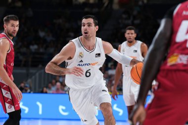 Real Madrid 'den Alberto Abalde, Real Madrid ile Casademont Zaragoza arasında oynanan ACB Liga Endesa Basketbol maçı sırasında 6 Ekim 2024 tarihinde İspanya' nın başkenti Madrid 'de oynanmıştır.