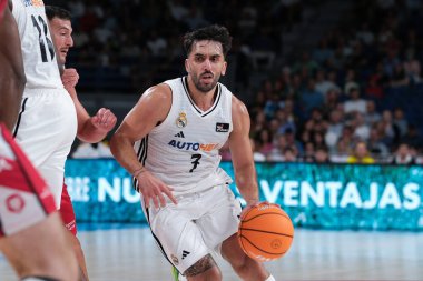 Real Madrid 'den Facu Campazzo, Real Madrid ile Casademont Zaragoza arasında oynanan ACB Liga Endesa Basketbol maçı sırasında 6 Ekim 2024 tarihinde İspanya' nın başkenti Madrid 'de oynanmıştır.