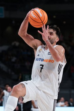 Real Madrid 'den Facu Campazzo, Real Madrid ile Casademont Zaragoza arasında oynanan ACB Liga Endesa Basketbol maçı sırasında 6 Ekim 2024 tarihinde İspanya' nın başkenti Madrid 'de oynanmıştır.