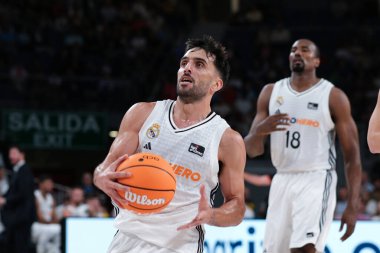 Real Madrid 'den Facu Campazzo, Real Madrid ile Casademont Zaragoza arasında oynanan ACB Liga Endesa Basketbol maçı sırasında 6 Ekim 2024 tarihinde İspanya' nın başkenti Madrid 'de oynanmıştır.