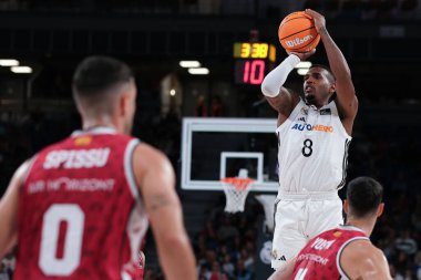 Real Madrid 'den Xavier Rathan, Real Madrid ile Casademont Zaragoza arasında oynanan Liga Endesa Basketbol maçı sırasında 6 Ekim 2024 tarihinde İspanya' nın başkenti Madrid 'de oynanmıştır.