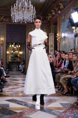 Madrid 'deki Santa Isabel Sarayı' nda Madrid Moda Haftası 'nda Atelier Couture gelin podyumu sırasında Rafael Urquzar' ın eserlerini sergiliyor. 7 Ekim 2024 İspanya